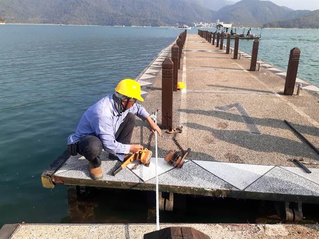 日月潭水库主管机关台电公司通知，9日日月潭水位恐降至743公尺以下，日管处派员移除朝雾码头1号浮排。（民眾提供／杨静茹南投传真）