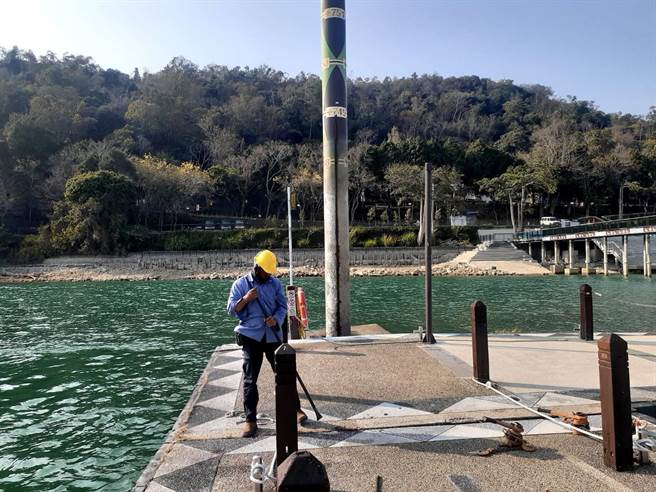 浮排上的工人，则忙着破除铺设在浮排上的水泥铺面。（民眾提供／杨静茹南投传真）