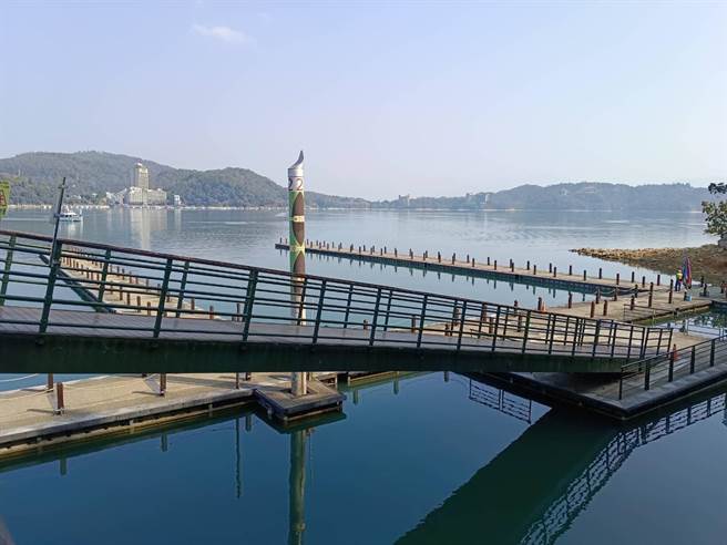 玄光寺码头1号浮排，也将拖离移往安全处。（日月潭风管处提供／杨静茹南投传真）