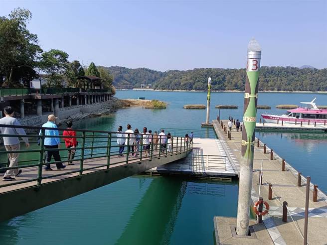 日月潭提供下游农民春耕作业水位骤降，提醒游客引桥较陡，行经引桥上下浮排时小心慢行。（日月潭风管处提供／杨静茹南投传真）