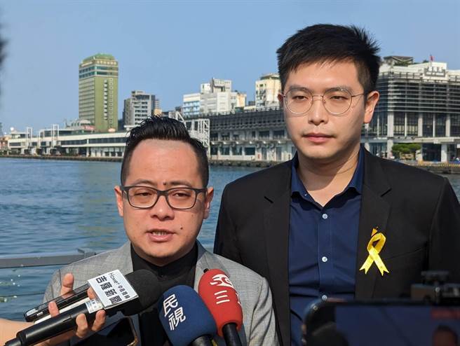 基隆市议长童子玮（图左）提议在海洋广场建置二二八事件的纪念装置。（张志康摄）