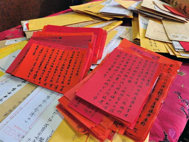 台南开基灵佑宫的古佛入神仪式，开放信眾共同恭书《玄天上帝百字圣号》，吸引海内外近4000信眾来信。（洪荣志摄）