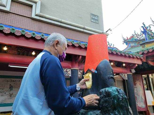 市定古蹟台南开基灵佑宫恭迎的明代玄天上帝神像修復后重新入神。（洪荣志摄）