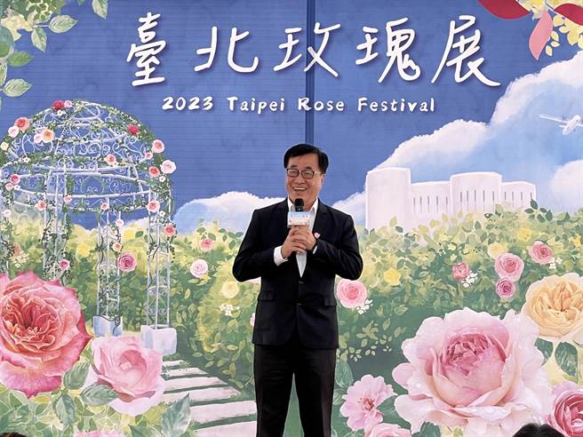 李四川致词时说，他一生从未送花给太太，因此这周末会带太太来，并跟她说「要送的花都插在这里」。（李奇叡摄）