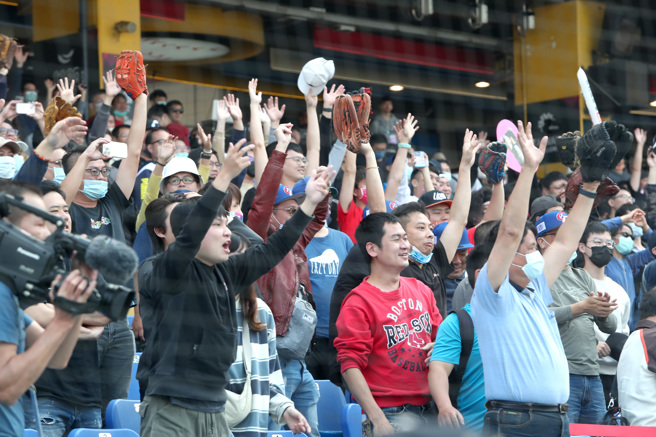 中华队球迷期待经典赛首战。（郑任南摄）