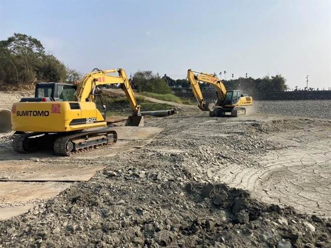 第五河川局主动支援协助清淤，预计清淤目标是2万立方公尺。（第五河川局提供／吕妍庭嘉义传真）