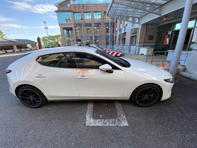 1辆马自达遭白色宾士驾驶持辣椒枪开枪，国道警察依恐吓危害安全及毁损罪嫌将白色宾士驾驶函送法办。（翻摄照片）