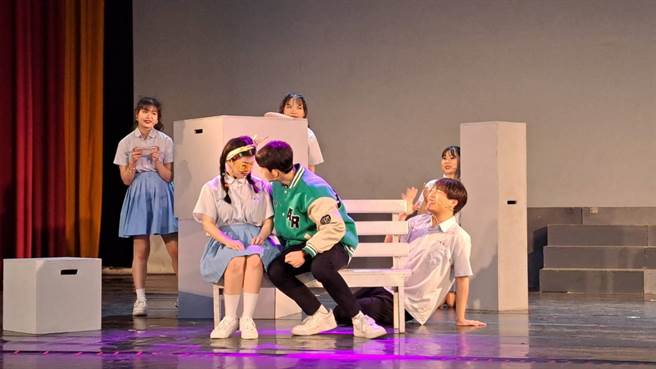 永平工商表艺科第10届毕业公演《18．Light》，展演内容多元，包括舞蹈、戏剧、乐团等。（永平工商提供／蔡明亘桃园传真）