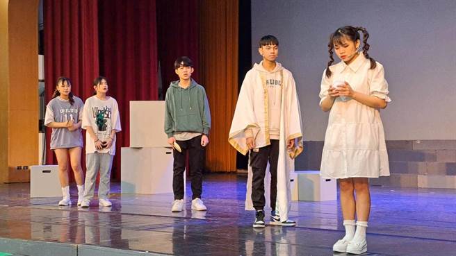 今年永平工商表艺科将带来第10届毕业公演《18．Light》，由110名幕前与幕后同学带来戏剧和舞蹈等演出。（永平工商提供／蔡明亘桃园传真）