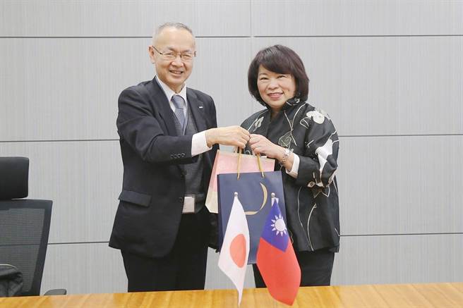 嘉义市长黄敏惠率团访日，一下飞机立刻拜会日本旅行旅行社社长小谷野悦光，力拚台日观光交流。（嘉义市政府提供∕吕妍庭嘉义传真）