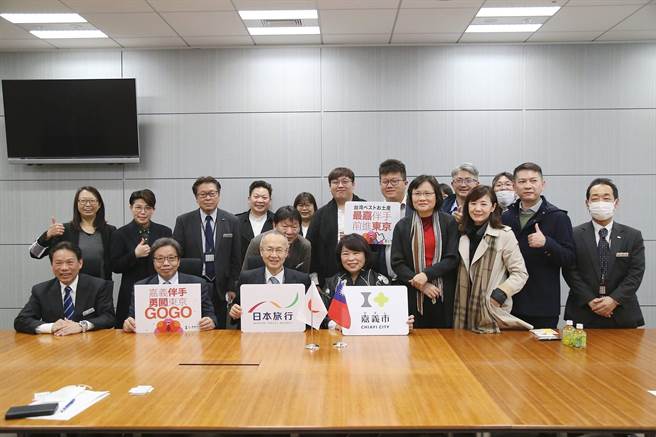 嘉义市长黄敏惠率团访日，一下飞机立刻拜会日本旅行旅行社社长小谷野悦光，力拚台日观光交流。（嘉义市政府提供∕吕妍庭嘉义传真）