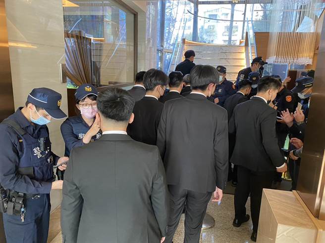警方荷槍實彈在酒店大廳戒備。（警方提供）