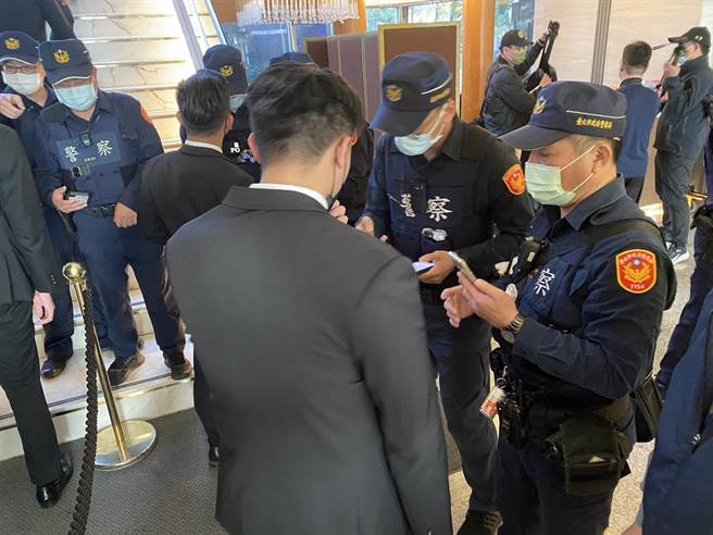 警方逐一盤查參與春酒的人士。（警方提供）