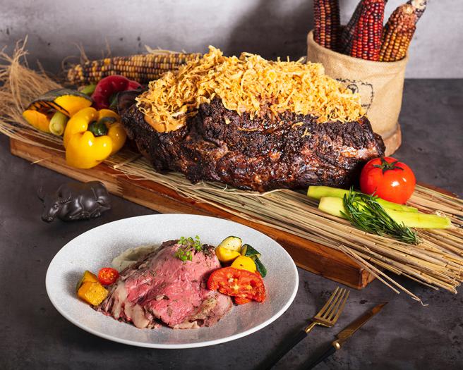 台北远东香格里拉自助餐厅「远东Café」炭烤现切区的慢火炉烤澳洲和牛。（台北远东香格里拉提供）