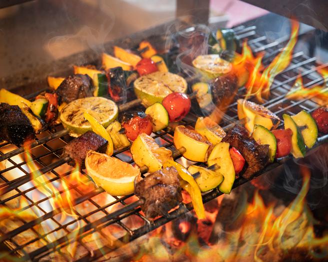 敲锣特别餐点的巴西窑烤牛肩夹。（台北远东香格里拉提供）