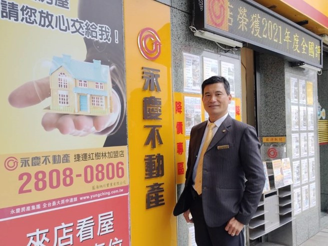 自玻璃装修师转职，魏志益加入永庆不动产，年收入激增6倍。图片来源：永庆房产集团