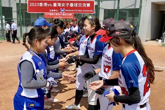 香港U23女子快速垒球代表队来台训练，在埔里镇福兴垒球场与暨大女垒队举行交流赛。（暨大提供／杨静茹南投传真）