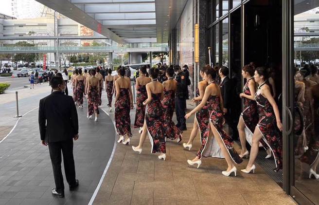 明仁会春酒旗袍女郎报不完 道上兄弟：免费帮忙宣传。（民眾提供）