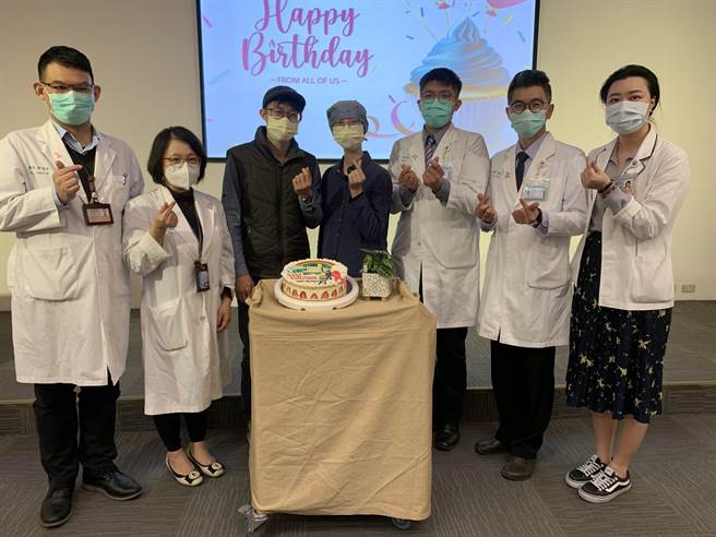 周女士(右四)与先生感谢中国附医乳癌跨专科团队给予完善的治疗，周女士目前身上已没有癌细胞，五个月大的儿子也相当健康。（冯惠宜摄）