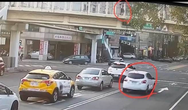 新竹男子走在天桥拍照，突然遭路过车辆驾驶持枪恐吓。（翻摄照片／王惠慧新竹传真）