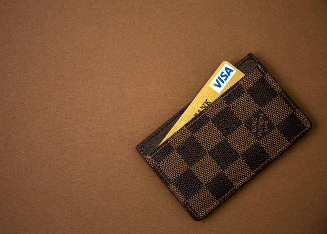 近几年社会出现了一个很奇妙的现象，叫做「精致穷」，「明明收入不高，但却喜欢买名牌，天天吃好料拍照，对外营造出自己的高质感生活」。（示意图/ shutterstock）