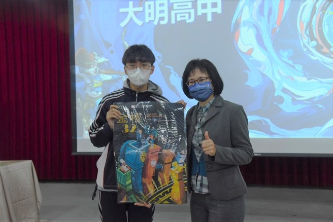 陈郁昊同学(左)和时报金犊奖执委会合照。（图／时报奖执委会提供）