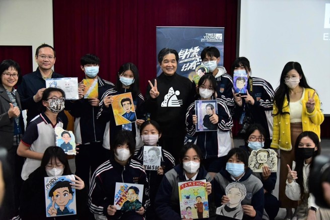 电通mb创意顾问詹朝栋Mark老师(中)和大明高中同学合照。（图／时报奖执委会提供）