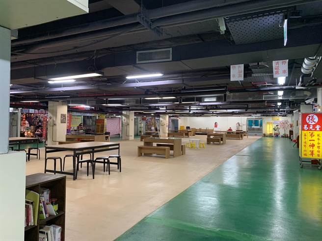 桃园中坜新明市场2楼文创市集去年6月才活化，如今却10摊剩2摊，挨讽是「蚊创市集」。（蔡依珍摄）