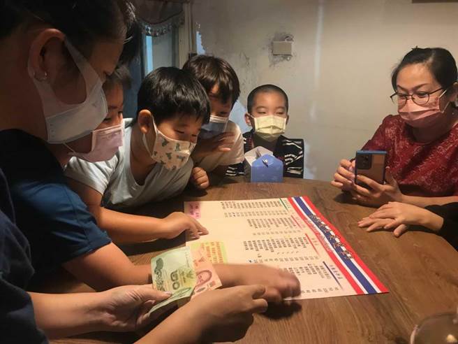 新北市石门国小老师带领学生体验虫虫大餐。（教育局提供）