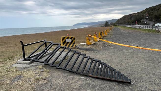 南迴艺术季作品「通往天堂的阶梯」今天遭游客攀爬倒塌。（读者提供／蔡旻妤台东传真）