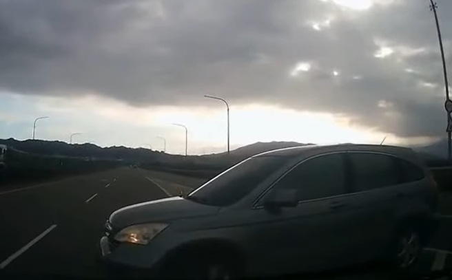 駕駛在新竹縣竹東鎮新中正橋上欲道三寶「迴轉逆向」擋車道，嚇得急煞按喇叭示警。（翻攝自YouTube頻道「WoWtchout - 地圖型行車影像分享平台」）