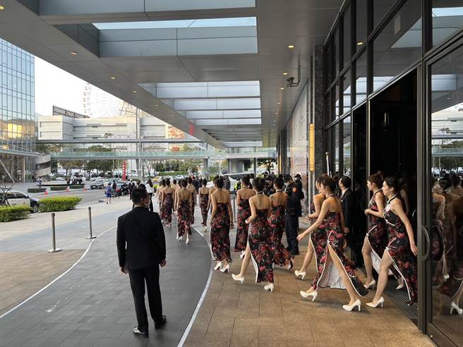黑帮在万豪酒店举办春酒，找来大批旗袍辣妹迎宾。（民眾提供）