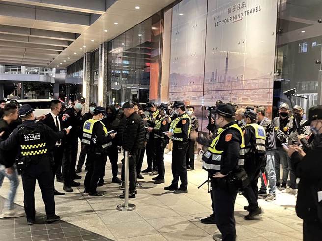 明仁堂7日办春酒，警方却只能在饭店外严阵以待 (民眾提供)