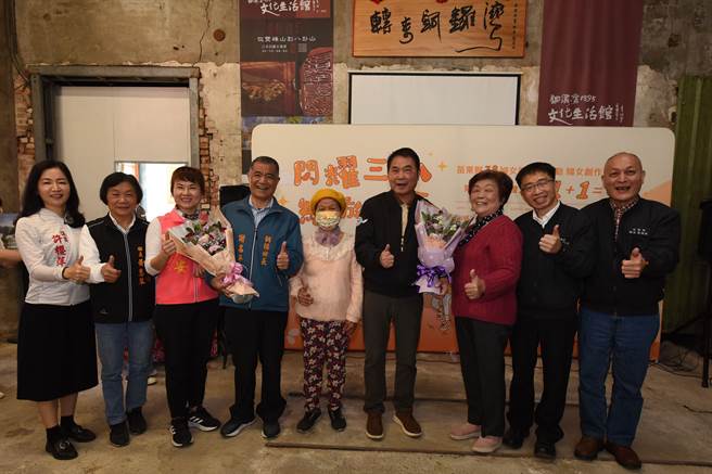 妇女干部献花感谢县长对妇女政策相挺。（苗栗县政府提供／李京升苗栗传真）