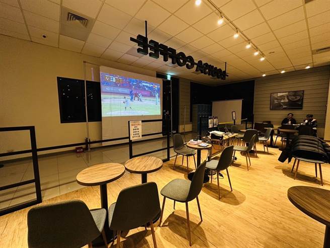 世界棒球经典赛开打，八德国民运动中心营运厂商与连锁咖啡品牌路易莎合作，推出「运动咖啡厅」限定活动。（八德国民运动中心提供／陈梦茹桃园传真）