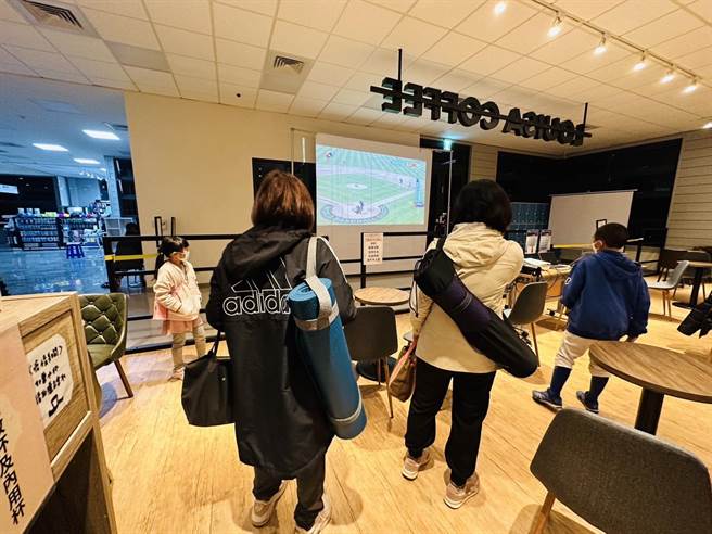 世界棒球经典赛开打，八德国民运动中心营运厂商与连锁咖啡品牌路易莎合作，推出「运动咖啡厅」限定活动。（八德国民运动中心提供／陈梦茹桃园传真）