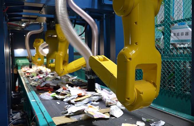 AI智能分捡手臂。（新北市环保局提供）