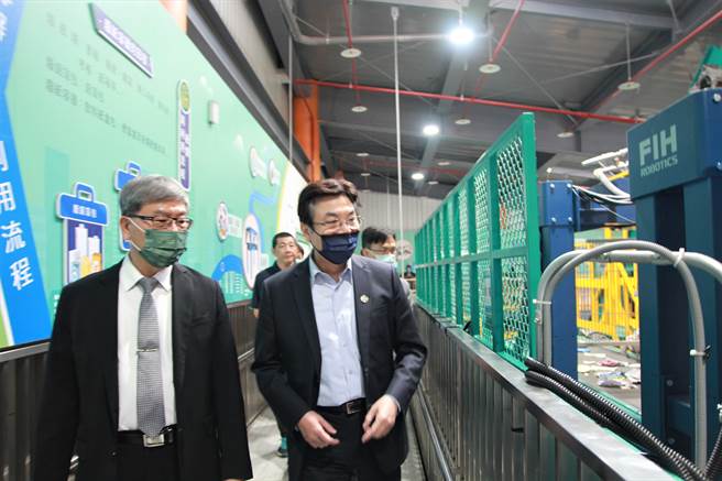 环保署副署长沈志修（左）及新北市副市长刘和然（右）今前往基地视察开幕。（新北市环保局提供）