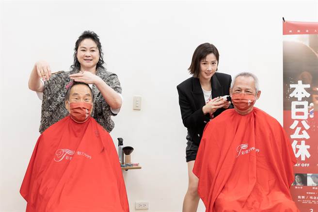 陆小芬（左）和方志友8日为长者义剪。（威视提供）