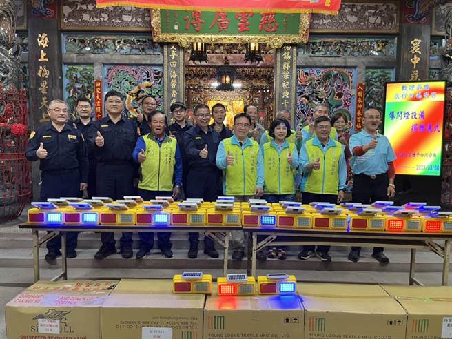 台南市白河区店仔口福安宫8日捐赠白河警分局90组爆闪灯。（白河警分局提供／张毓翎台南传真）