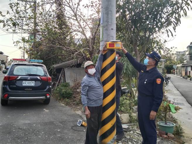 分局在重要路段、路口装设爆闪灯，能提醒用路人行经该路段时能提高警觉放慢车速，避免憾事发生。（白河警分局提供／张毓翎台南传真）