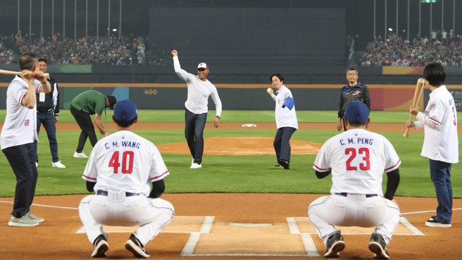 中华队迎战巴拿马，开球嘉宾李维拉、赖清德投球，王建民、彭政闵在后蹲捕。（郑任南摄）