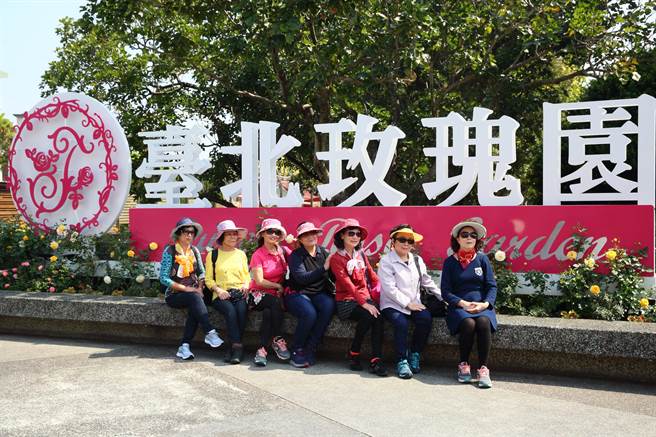 「台北玫瑰园」为北台湾最大、品种最多的在地植栽玫瑰花园，民眾在展区门口合影。（张铠乙摄）