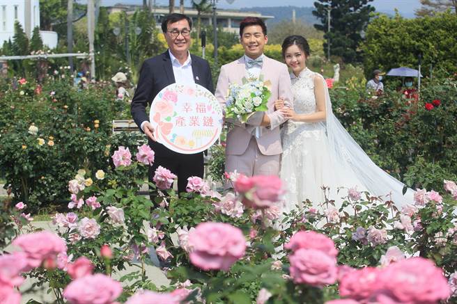 台北玫瑰花展8日登场，台北市副市长李四川（左）出席开幕仪式，他致词时表示，自己从来没有送花给太太，周末会带她来逛，跟她说这辈子要送的花都在玫瑰园了，也邀请民眾共同享受北市栽培的玫瑰花。（张铠乙摄）