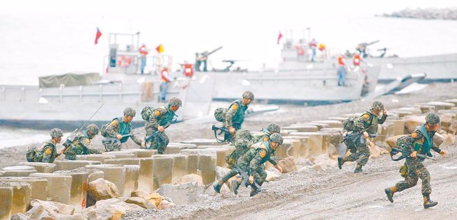 海军陆战队指挥部今（8）日表示，陆战九九旅实施械弹检查时，发现短少T91步枪「枪机」两件，即成立专案小组调查，并主动移送司法侦办。图为陆战队与登陆艇屏东海边演练抢滩上岸。（本报系资料照片）