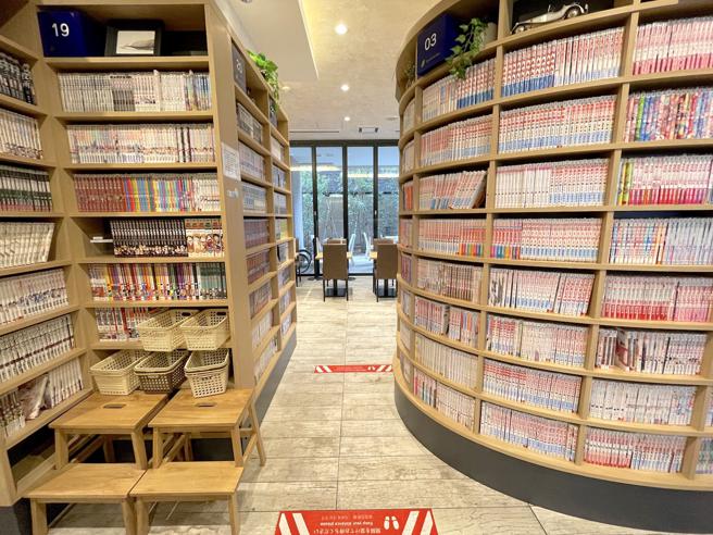 1楼大厅的漫画图书馆，一旁还有阅读、用餐的座位区。（何书青摄）