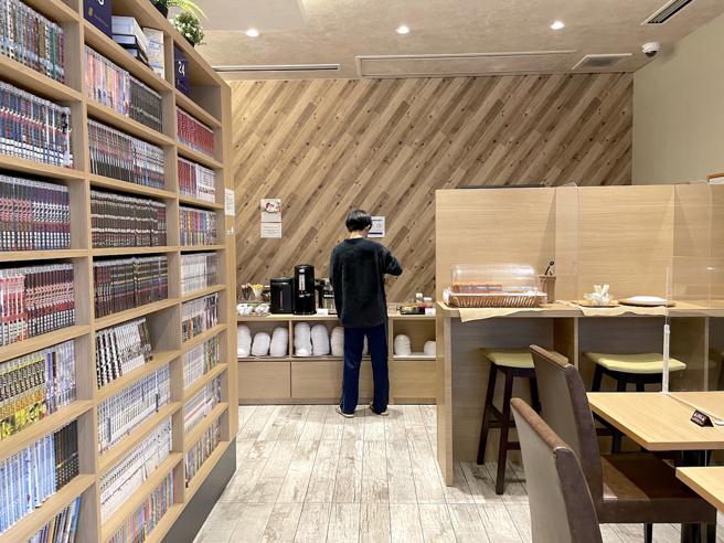 1楼大厅还有24小时都开放的餐台，让房客免费将咖哩饭、乌龙麵吃到饱，数款饮料也能畅快喝。（何书青摄）