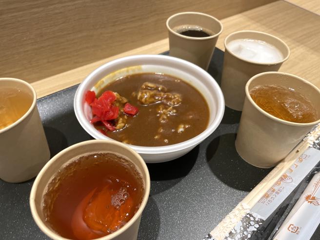 餐点拿可用托盘端回房间享用。（何书青摄）