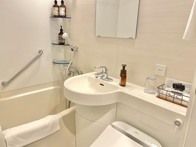 客房内浴室备品备齐，也相当乾净。（何书青摄）