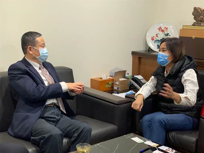 立委陳玉珍(右)與考選部長許舒翔(左)會面，爭取建置金門電腦化國家試場。(圖／陳玉珍辦公室提供)